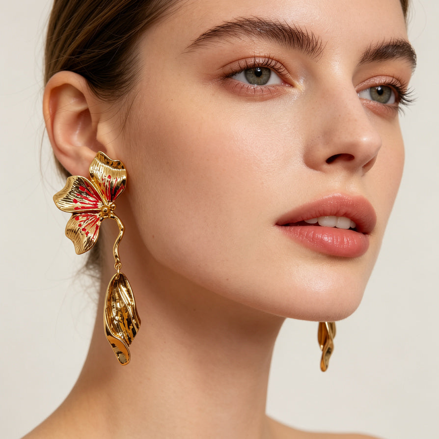 Pendientes Flor Dorada con Detalles Rojos | Joyería de Moda al Por Mayor para Mujer|JI JOYA