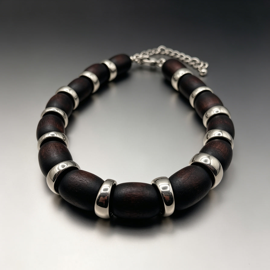 Collar de madera oscura con detalles plateados: joyería minimalista para mujer|JI JOYA