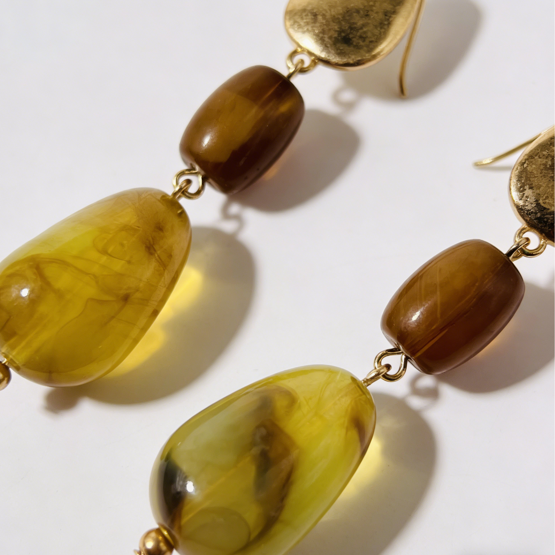 Pendientes colgantes de resina verde oliva | Pendientes colgantes dorados texturizados