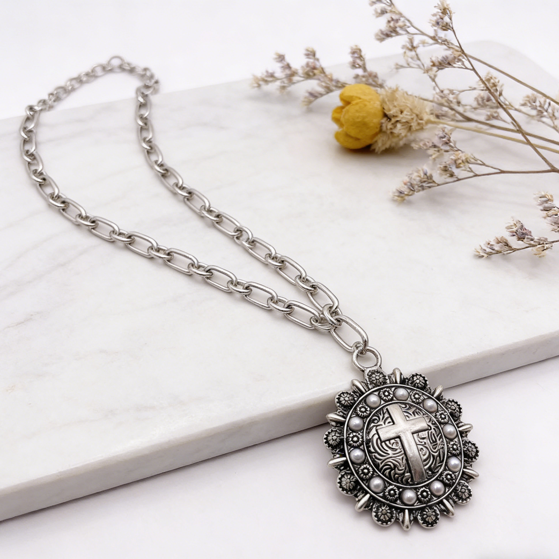 Gargantilla de cadena gruesa con medallón de cruz vintage | Collar con colgante llamativo