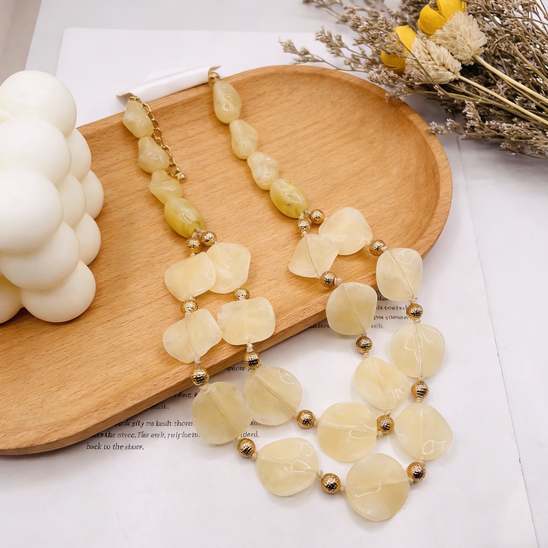 Collar Doble de Resina Amarilla con Detalles Dorados | Accesorio Elegante y Sofisticado para Mujer | Ideal para Ocasiones Especiales