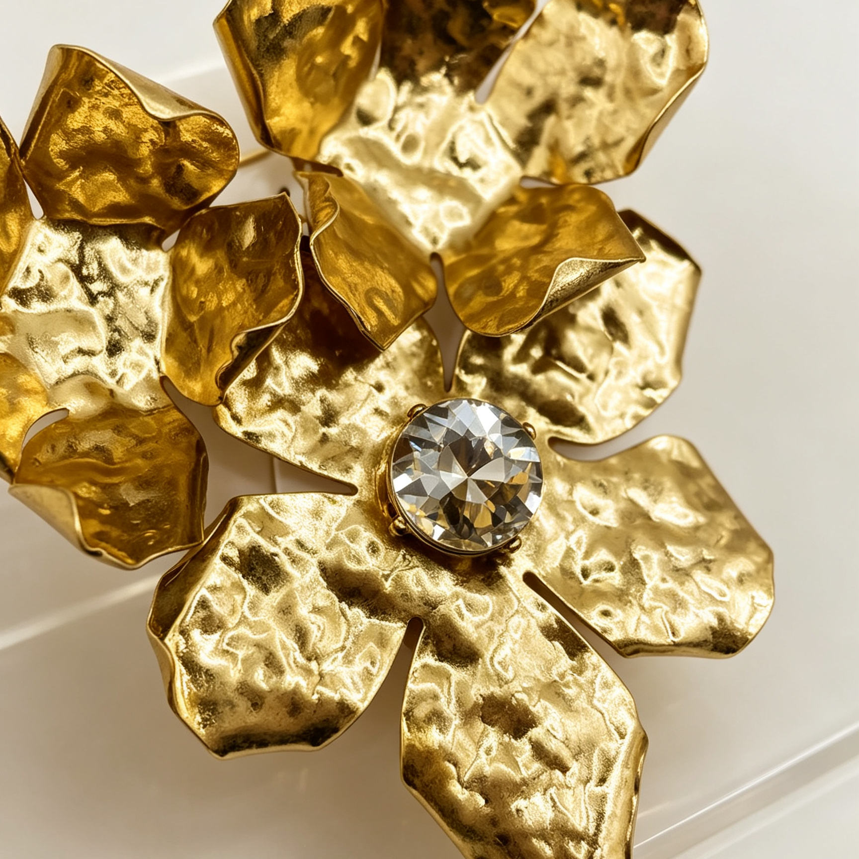 Broche Flor Dorado Texturizado con Cristal, Accesorio de Moda al Por Mayor|JI JOYA