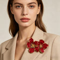 Broche vintage de doble flor esmaltada en rojo | Pin llamativo con ribete dorado