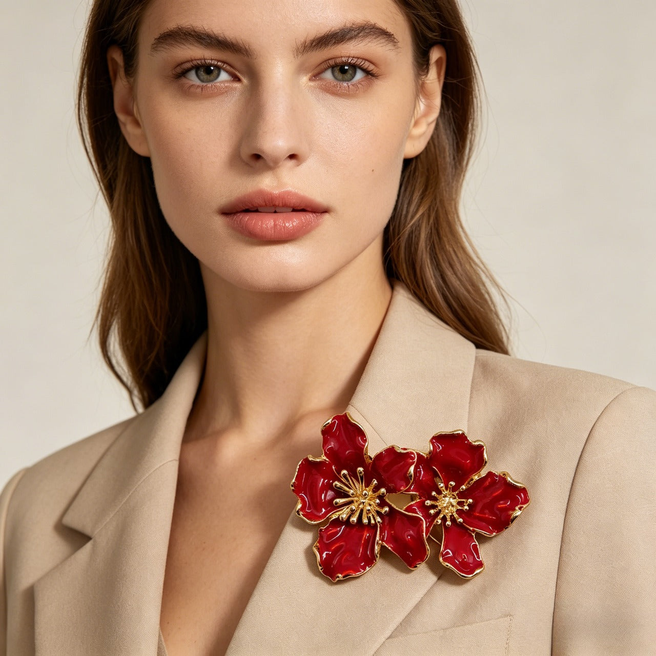 Broche vintage de flor dupla esmaltada a vermelho | Alfinete vistoso com rebordo dourado
