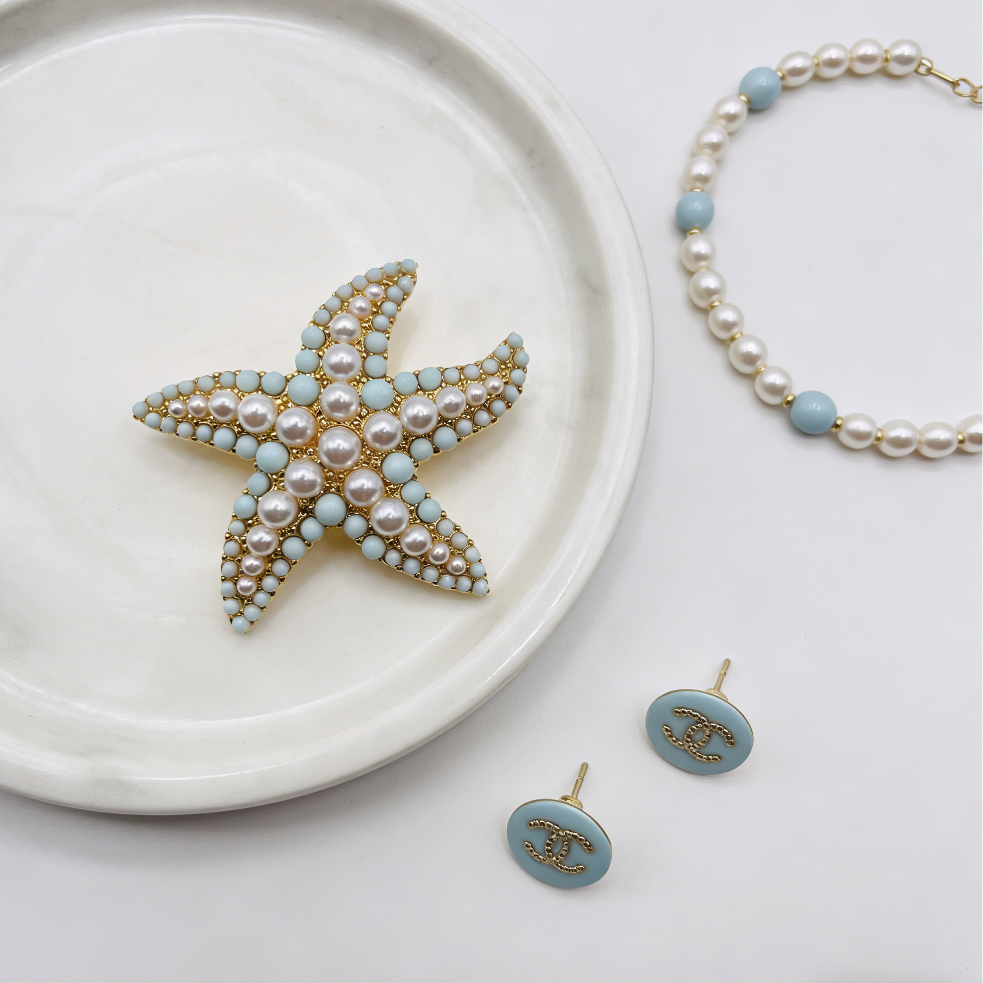 Alfinete vintage de estrela-do-mar em coral e laranja | Alfinete dourado com detalhes em pérolas