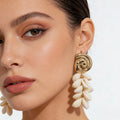 Pendientes de Concha Marina con Detalle Espiral Dorado - Estilo Boho Costero