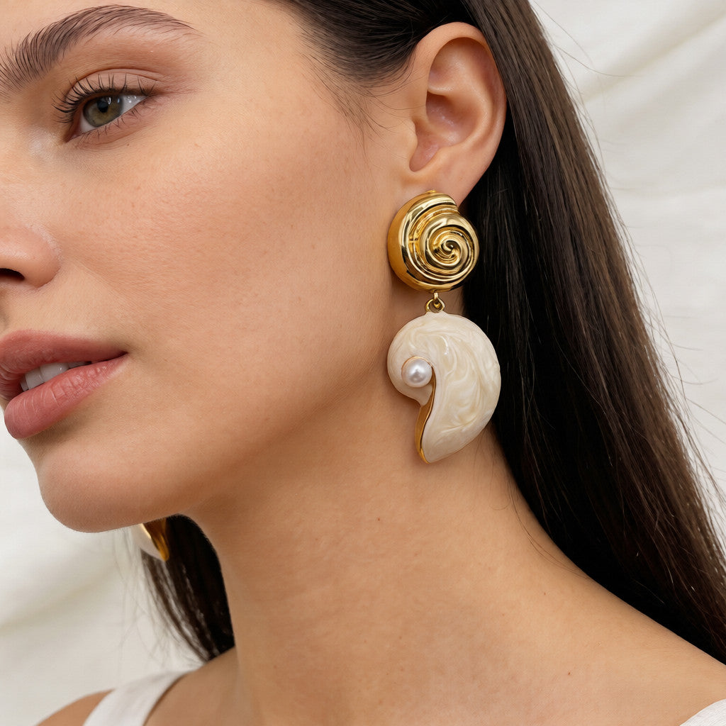 Pendientes de Inspiración Marina con Espiral Dorada y Perla
