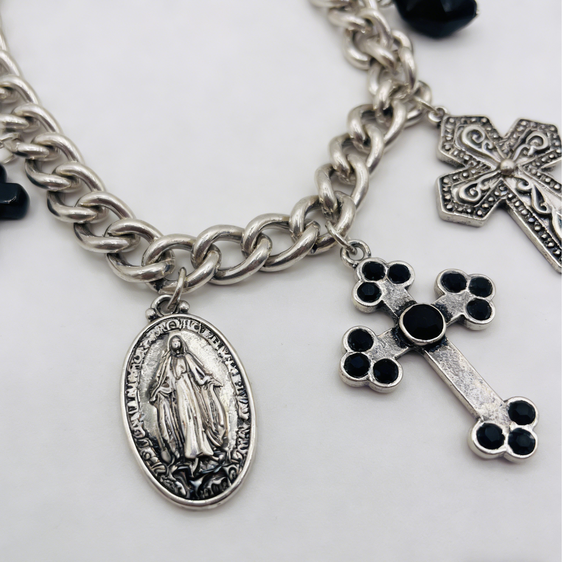 Conjunto de pulseras vintage con cruz y medalla milagrosa | Tonos dorado y plateado antiguo