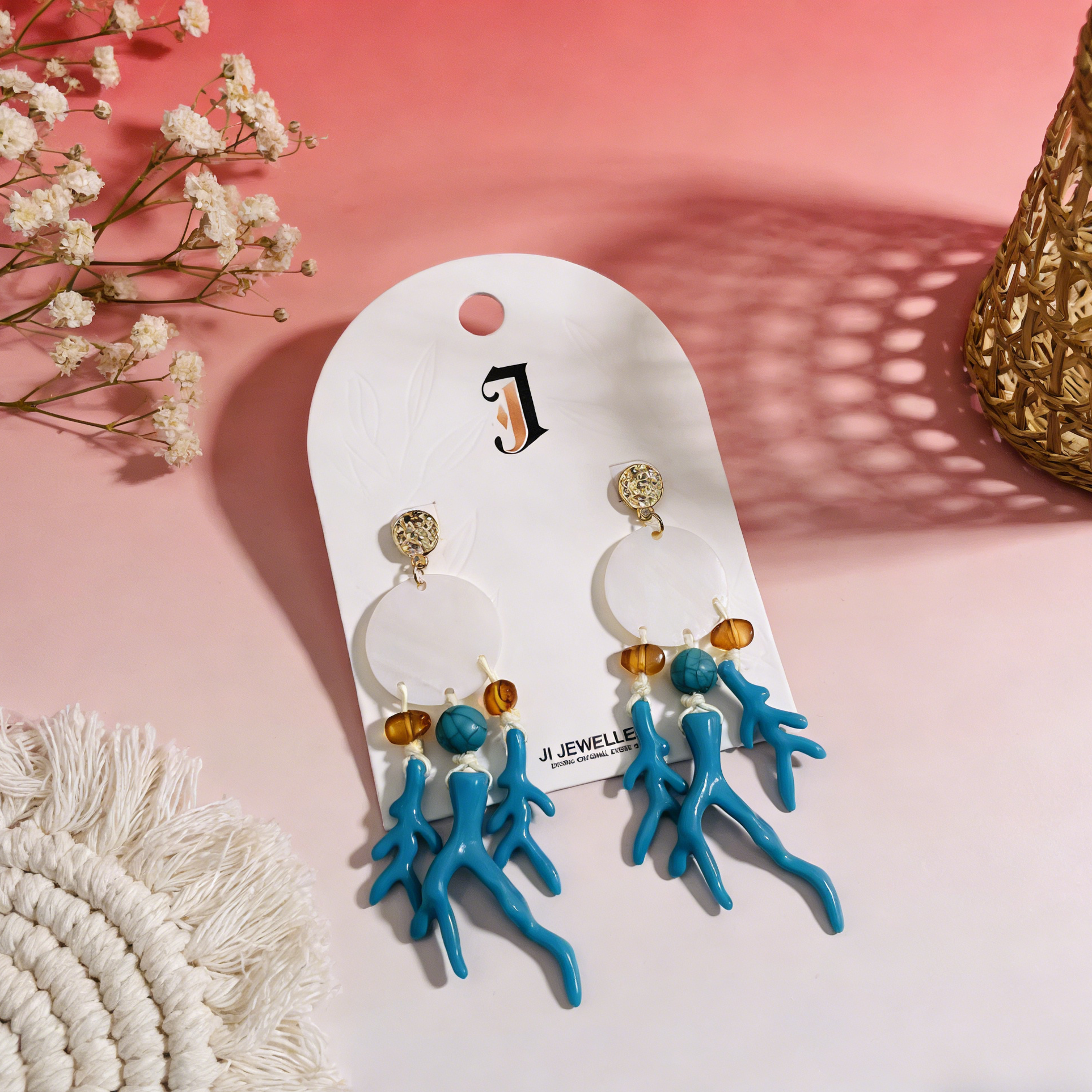 Brincos de Estilo Mediterrâneo com Elementos de Coral e Madrepérola|JI JOYA