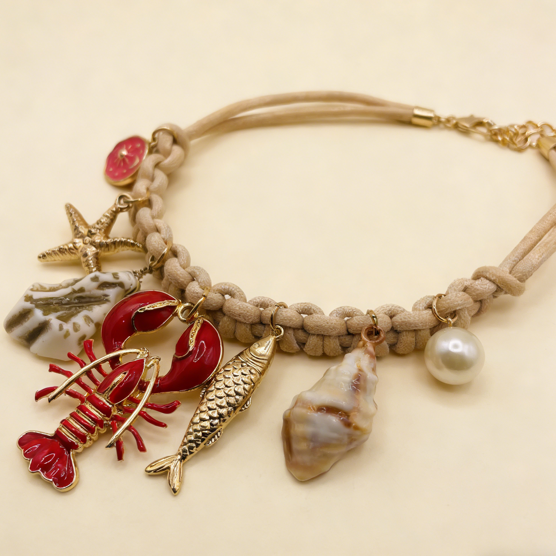 ¡Sumérgete en el estilo costero con nuestra colección de joyas inspiradas en el océano!