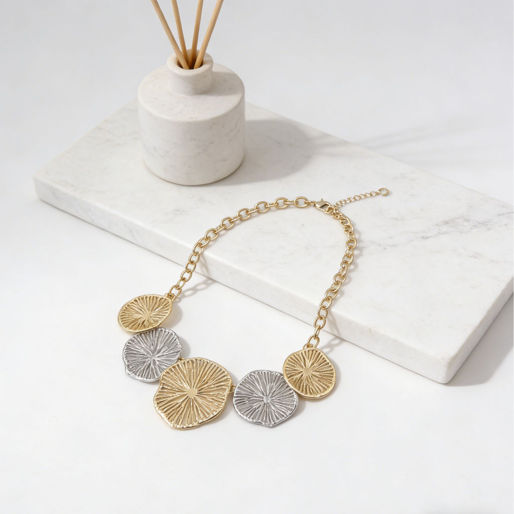 Cadena de clavícula en forma de abanico de dos tonos de estilo europeo y americano: diseño de nicho, collar de lujo de alta gama y asequible.