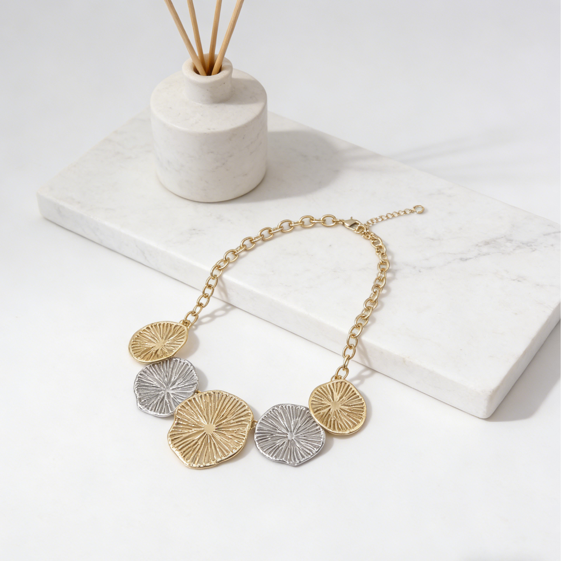 Cadena de clavícula en forma de abanico de dos tonos de estilo europeo y americano: diseño de nicho, collar de lujo de alta gama y asequible.