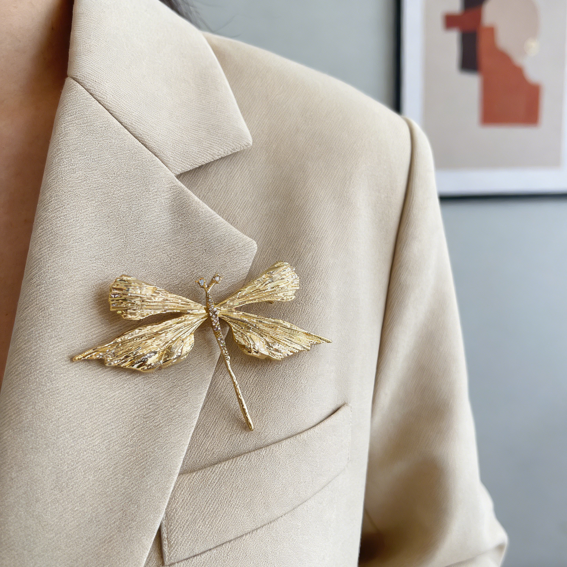 Alfinete de Libélula Dourado Texturizado de Luxo | Alfinete Minimalista de Destaque