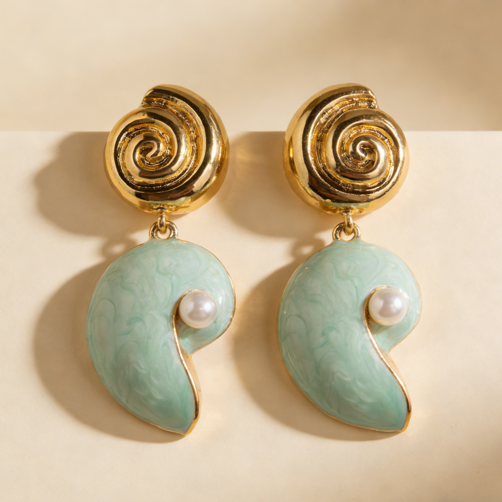 Pendientes de Inspiración Marina con Espiral Dorada y Perla