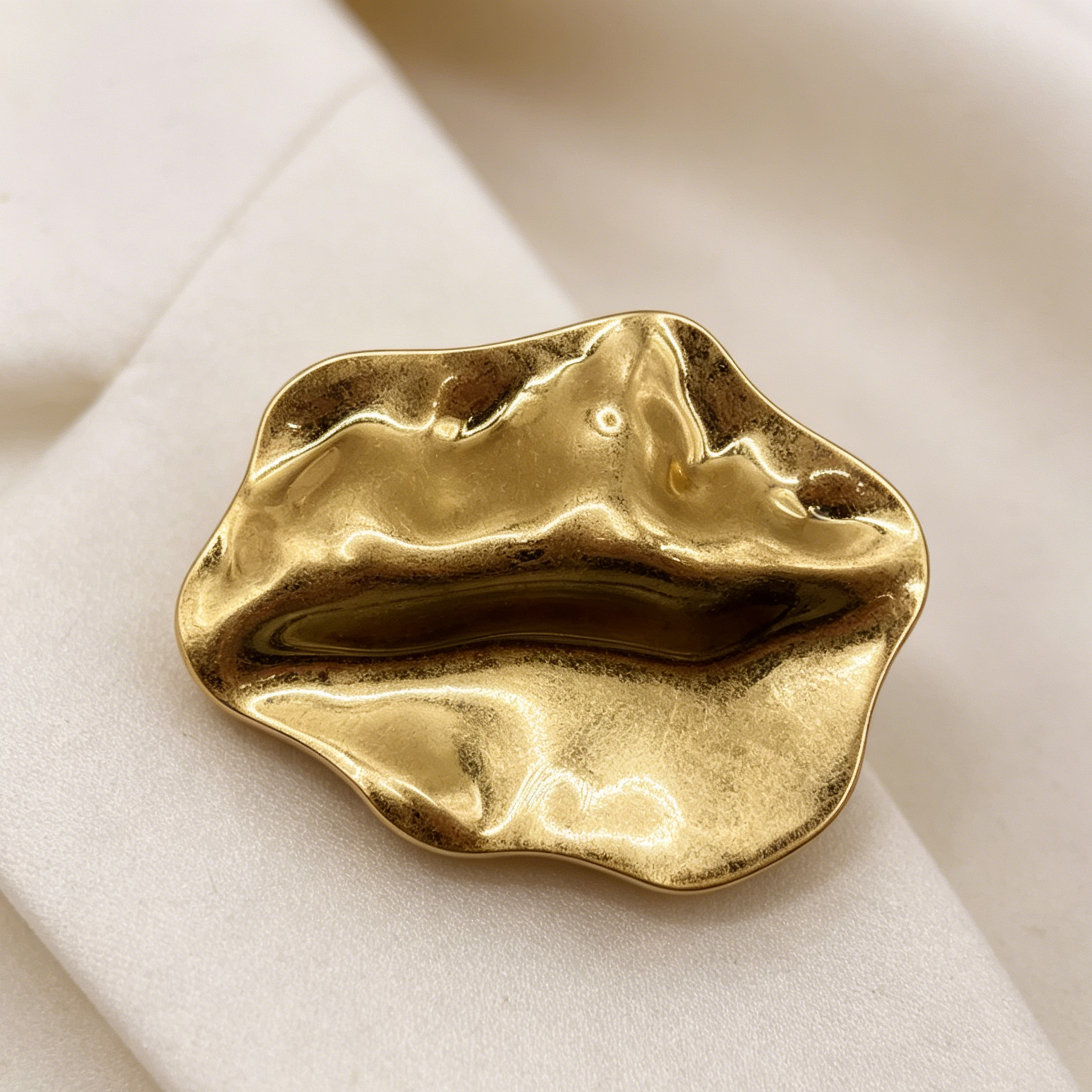 Broche en Forma de Labios Texturizados Dorados Vintage, Accesorio de Moda Minimalista para Mujer, Venta al Por Mayor|JI JOYA