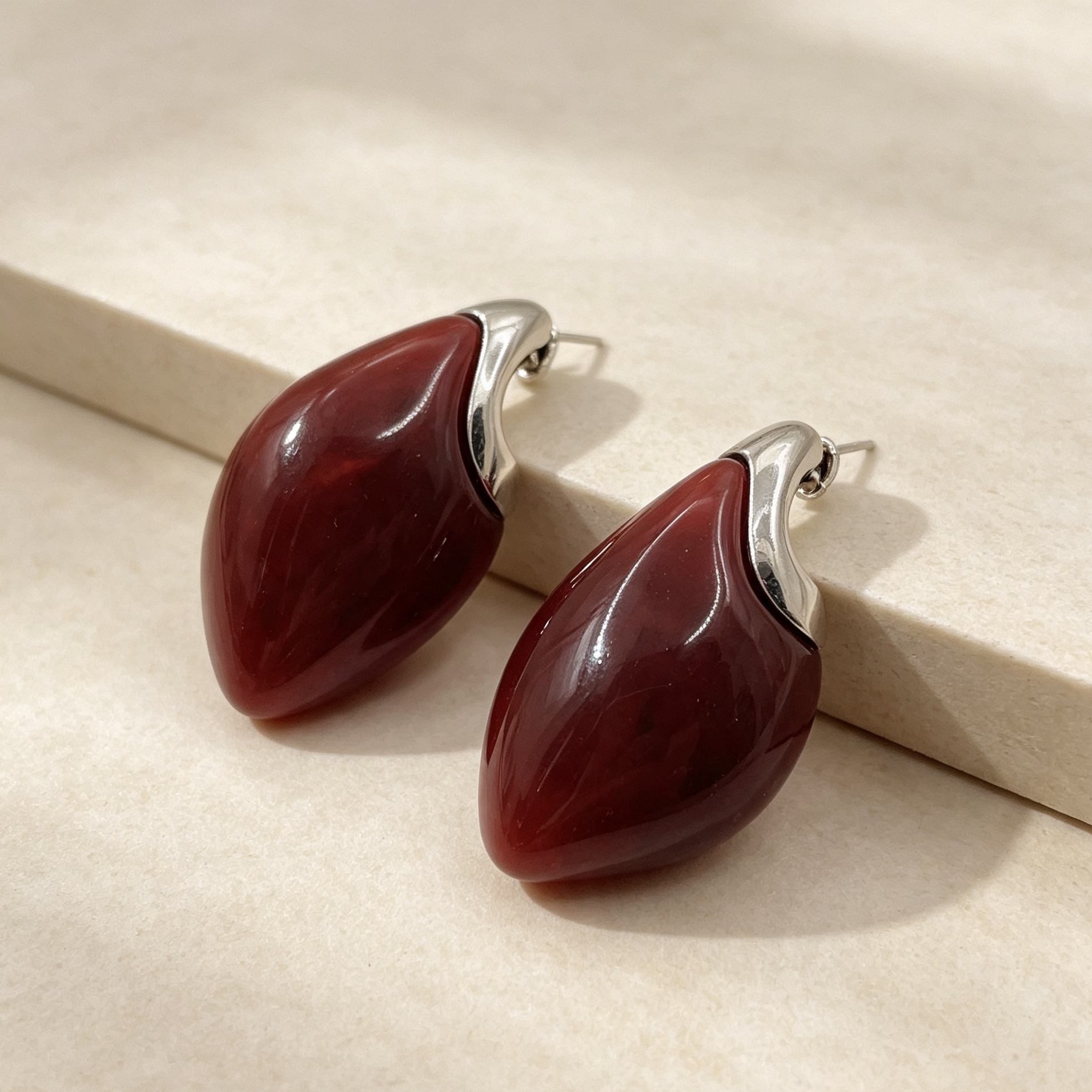 Pendientes clip‑on geométricos de resina, diseño gota, metal plateado, mayorista joyería|JI JOYA