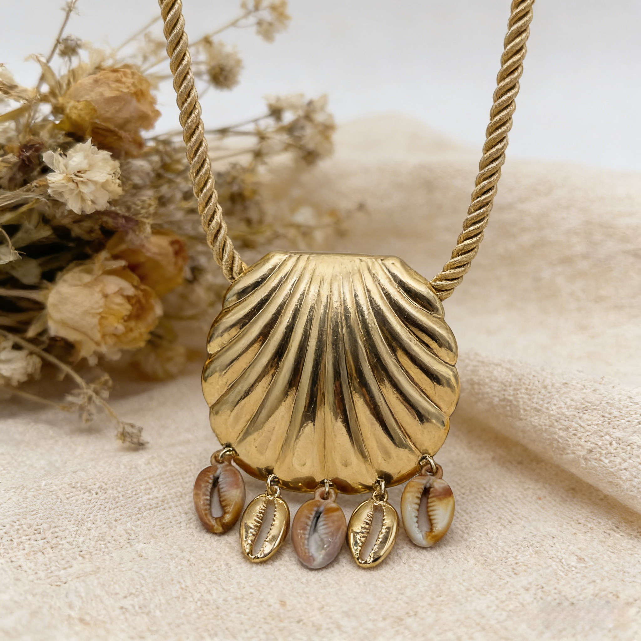 Collar de concha de vieira dorada, cadena de clavícula con cuerda trenzada con colgante de concha natural, joyería estilo resort bohemio.