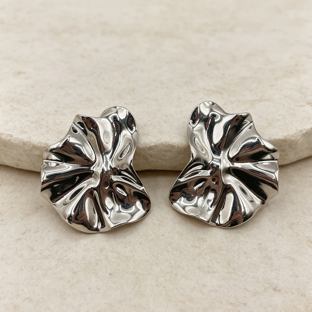 Pendientes grandes pétalo efecto arrugado metal, disponibles en dorado y plata | Venta al por mayor|JI JOYA