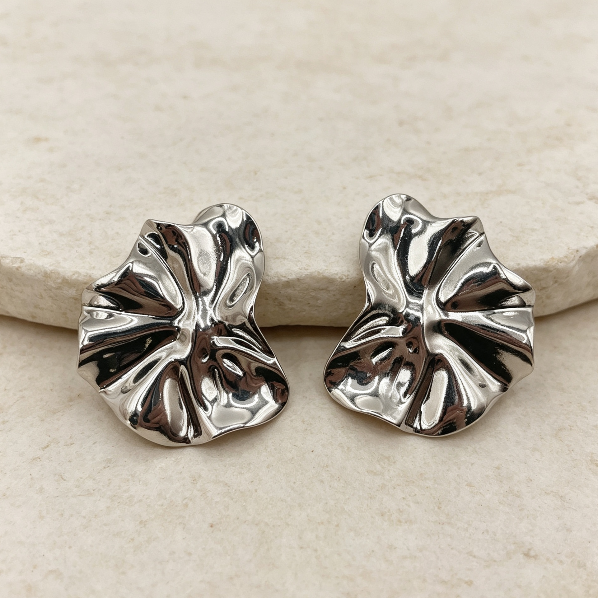 Pendientes grandes pétalo efecto arrugado metal, disponibles en dorado y plata | Venta al por mayor|JI JOYA