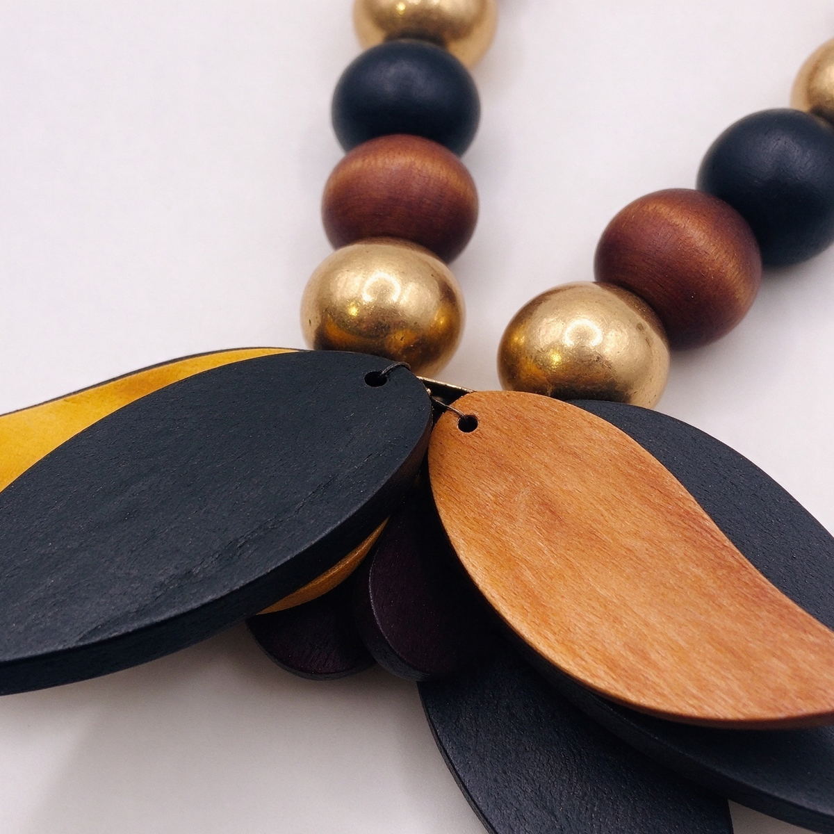 Collar Artesanal de Madera con Dijes de Hojas, Collar Statement Mayorista|JI JOYA