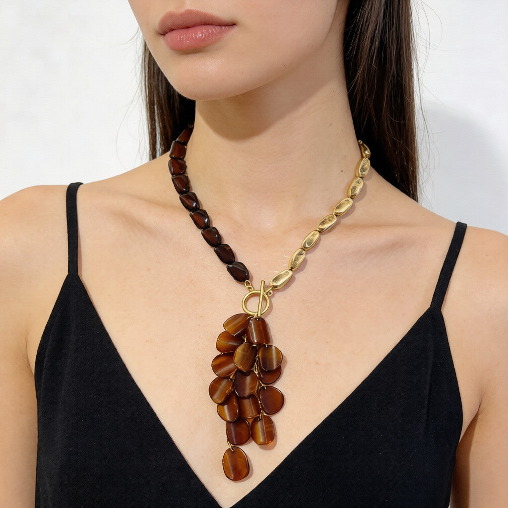 Collar asimétrico vintage de color marrón ámbar, un diseño sutilmente lujoso y nicho con una cadena en forma de Y, un sofisticado accesorio de noche.