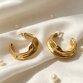 Pendientes Aro C Texturizado Dorado | Diseño Original JI JOYA | Mayorista