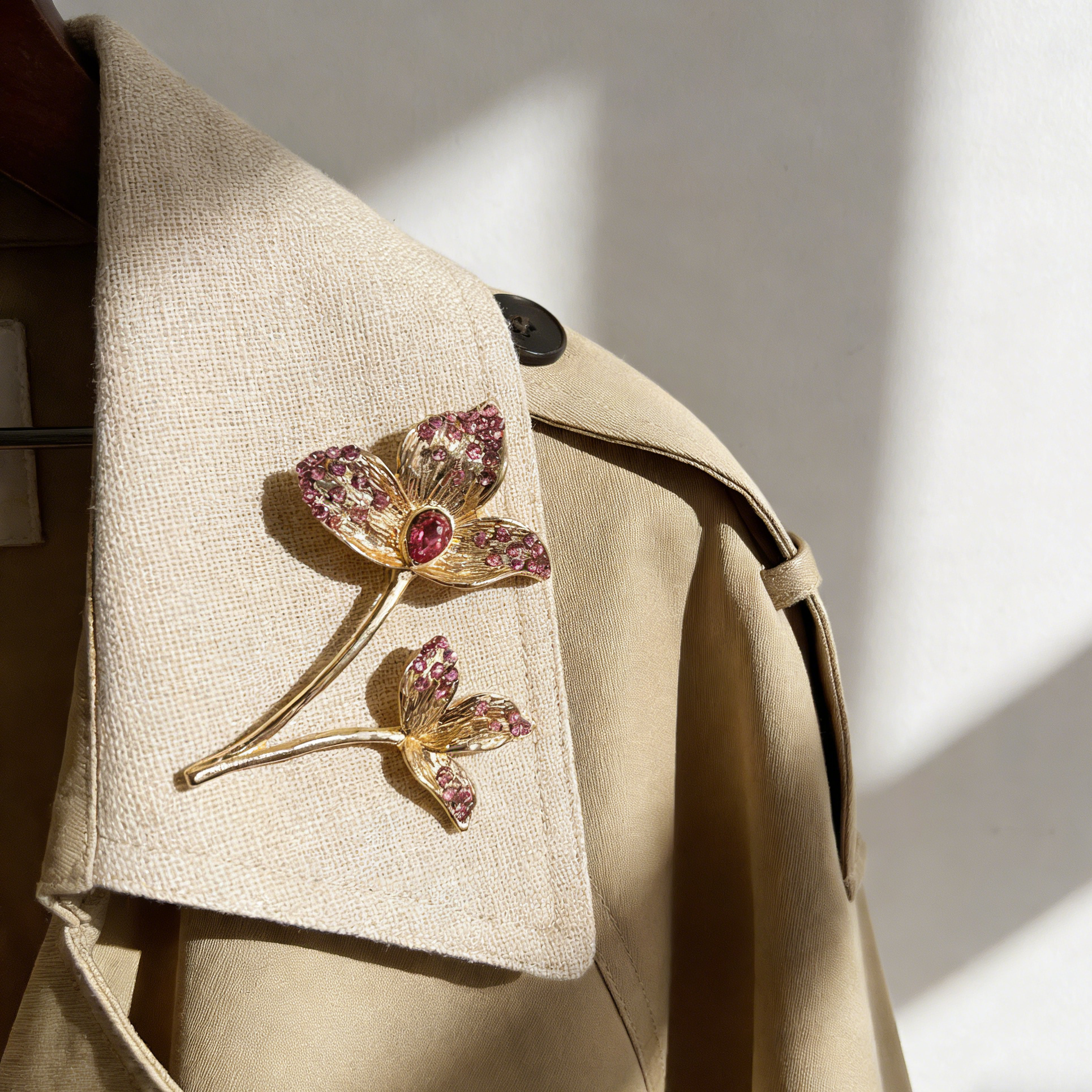 Broche floral vintage de cristal rosa | Alfinete vistoso em tom dourado para mulher