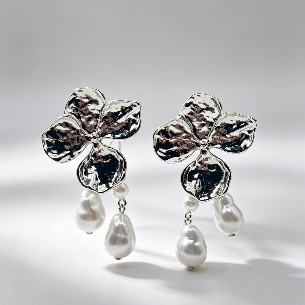 Pendientes Flor Metal Martillado con Perlas Barrocas, Diseño Minimalista, Plata y Dorado, Mayorista Accesorios Moda Mujer|JI JOYA