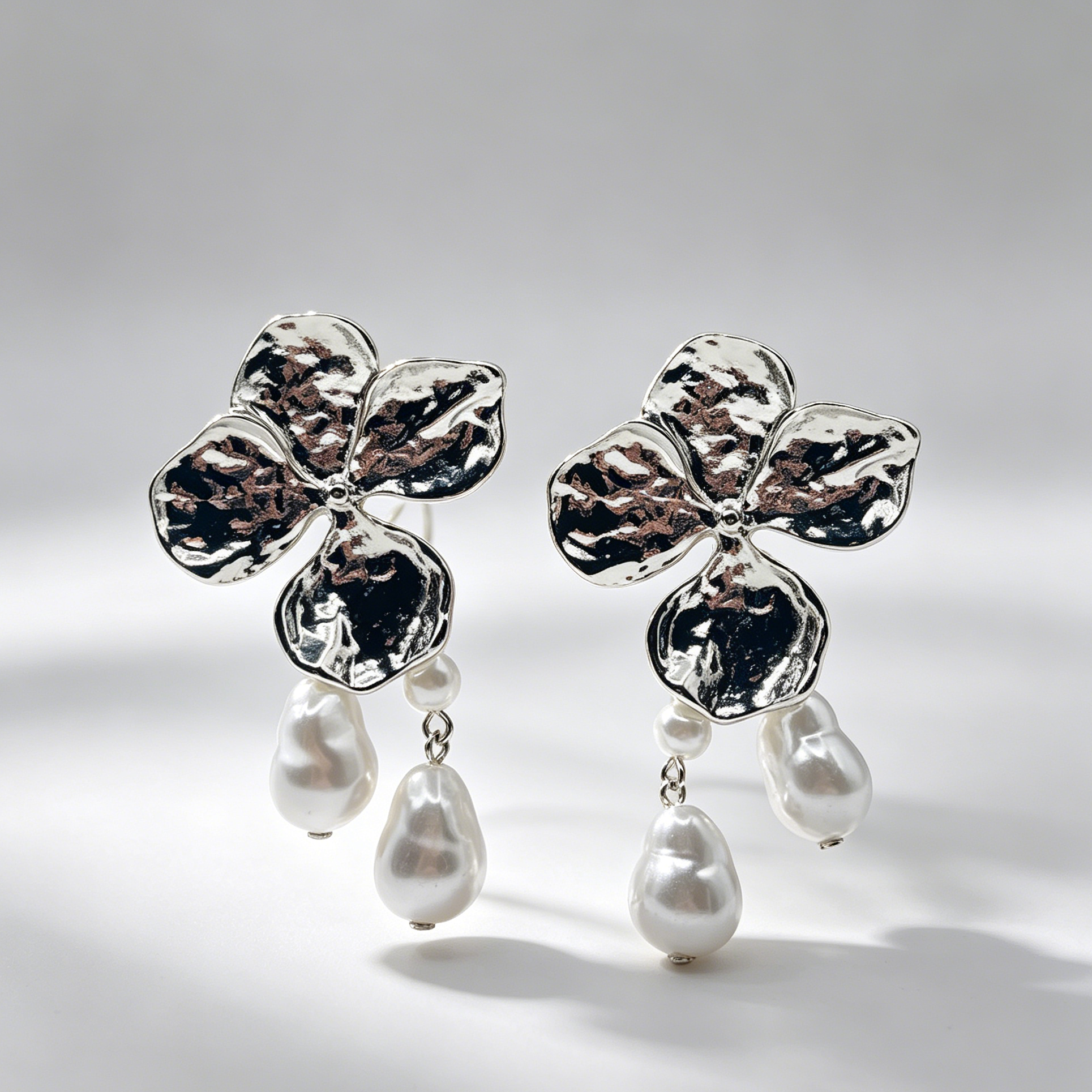Pendientes Flor Metal Martillado con Perlas Barrocas, Diseño Minimalista, Plata y Dorado, Mayorista Accesorios Moda Mujer|JI JOYA
