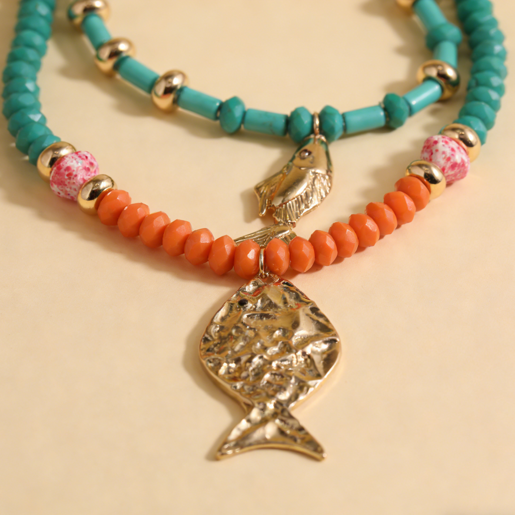 Collar bohemio con colgante de pez en capas: joyería llamativa con cuentas turquesas y naranjas