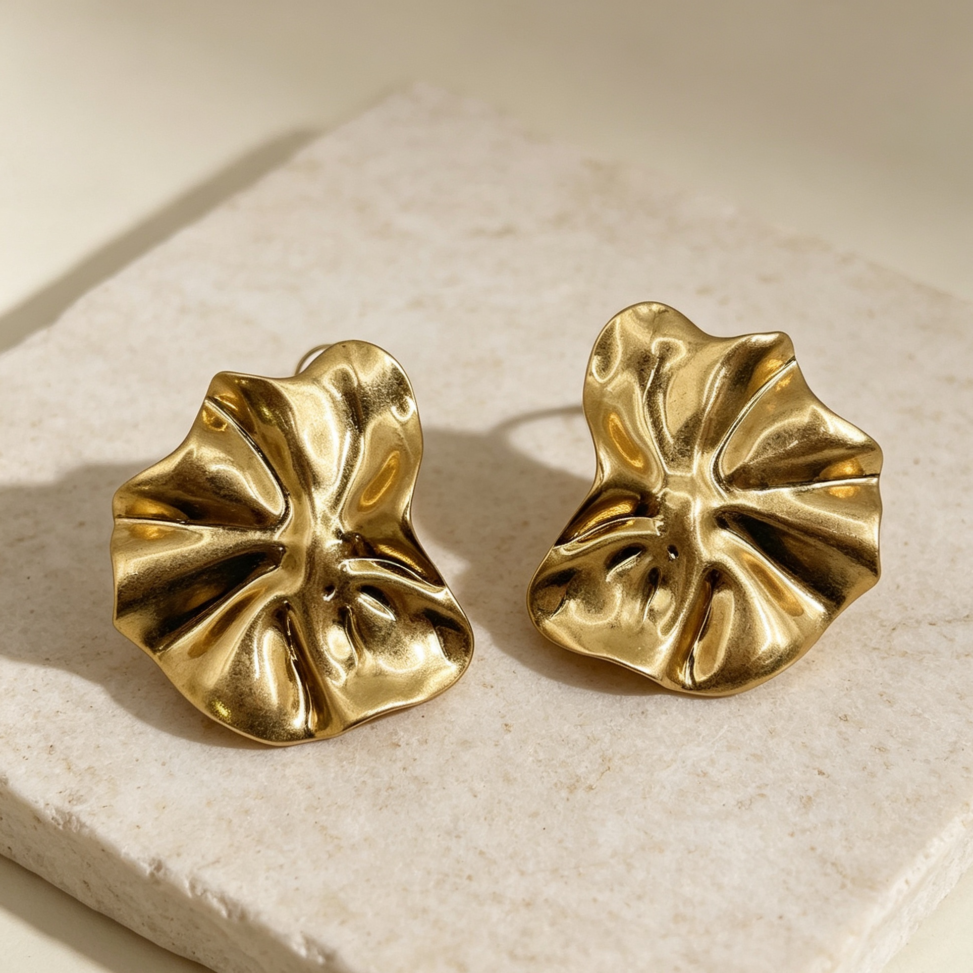 Pendientes grandes pétalo efecto arrugado metal, disponibles en dorado y plata | Venta al por mayor|JI JOYA