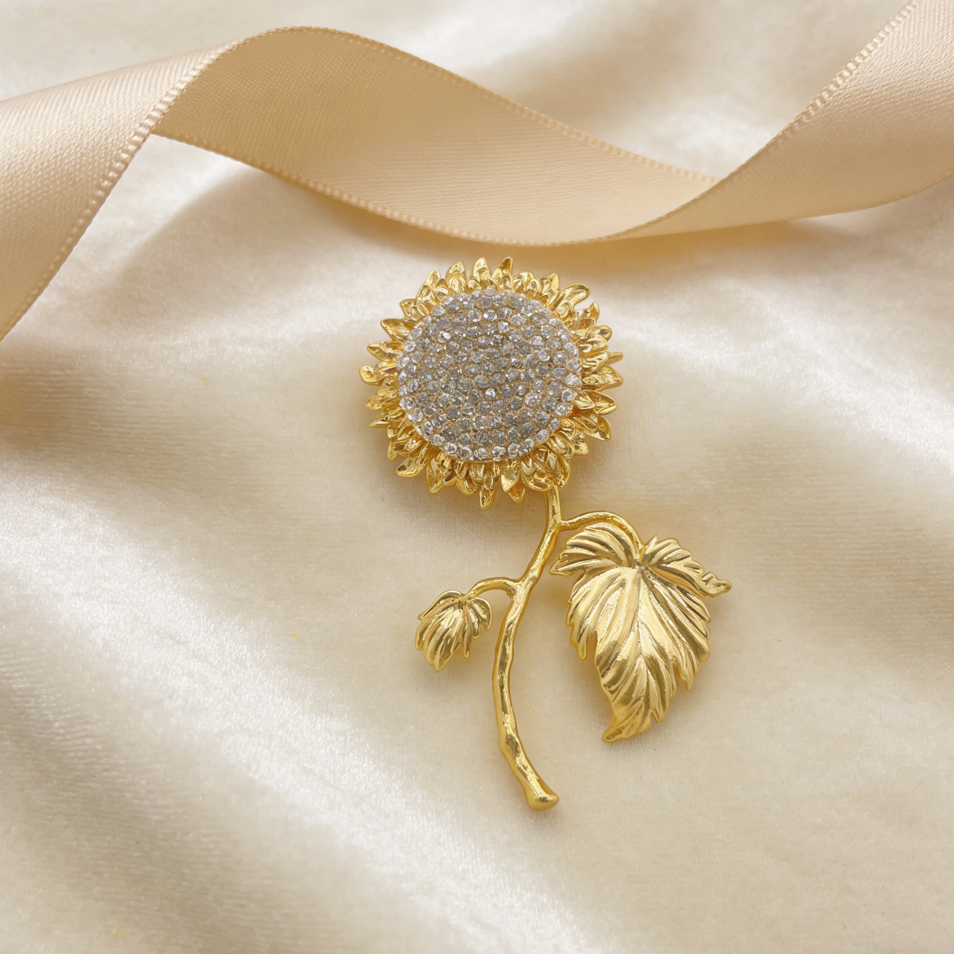 Alfinete de girassol dourado de estilo vintage, um design floral único para mulher.