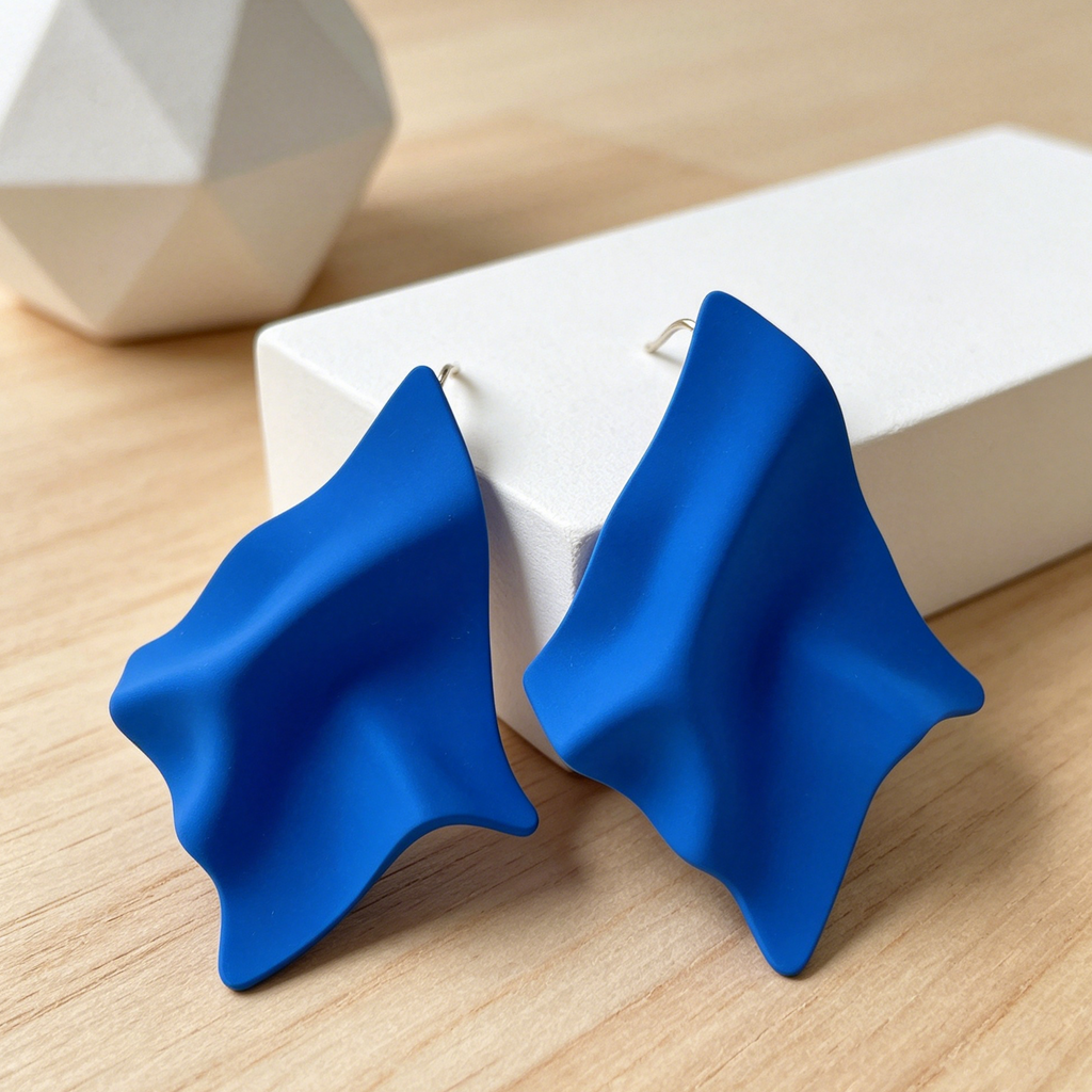 Pendientes de forma de hoja arrugada mate, accesorios de joyería al por mayor para mujer, diseño abstracto minimalista disponible en blanco y azul Klein|JI JOYA