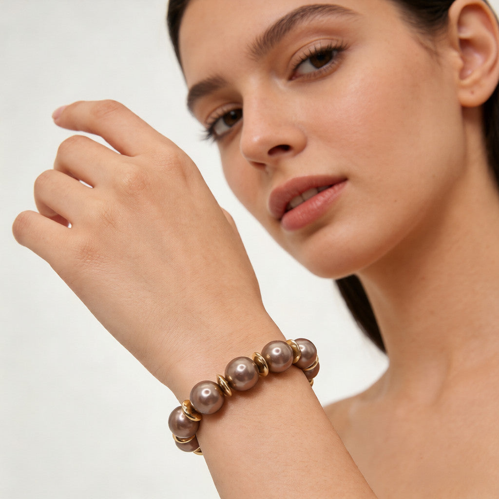 Conjunto de collar y pulsera de perlas gris oscuro mate | Joyería minimalista de lujo con detalles en oro para mujer