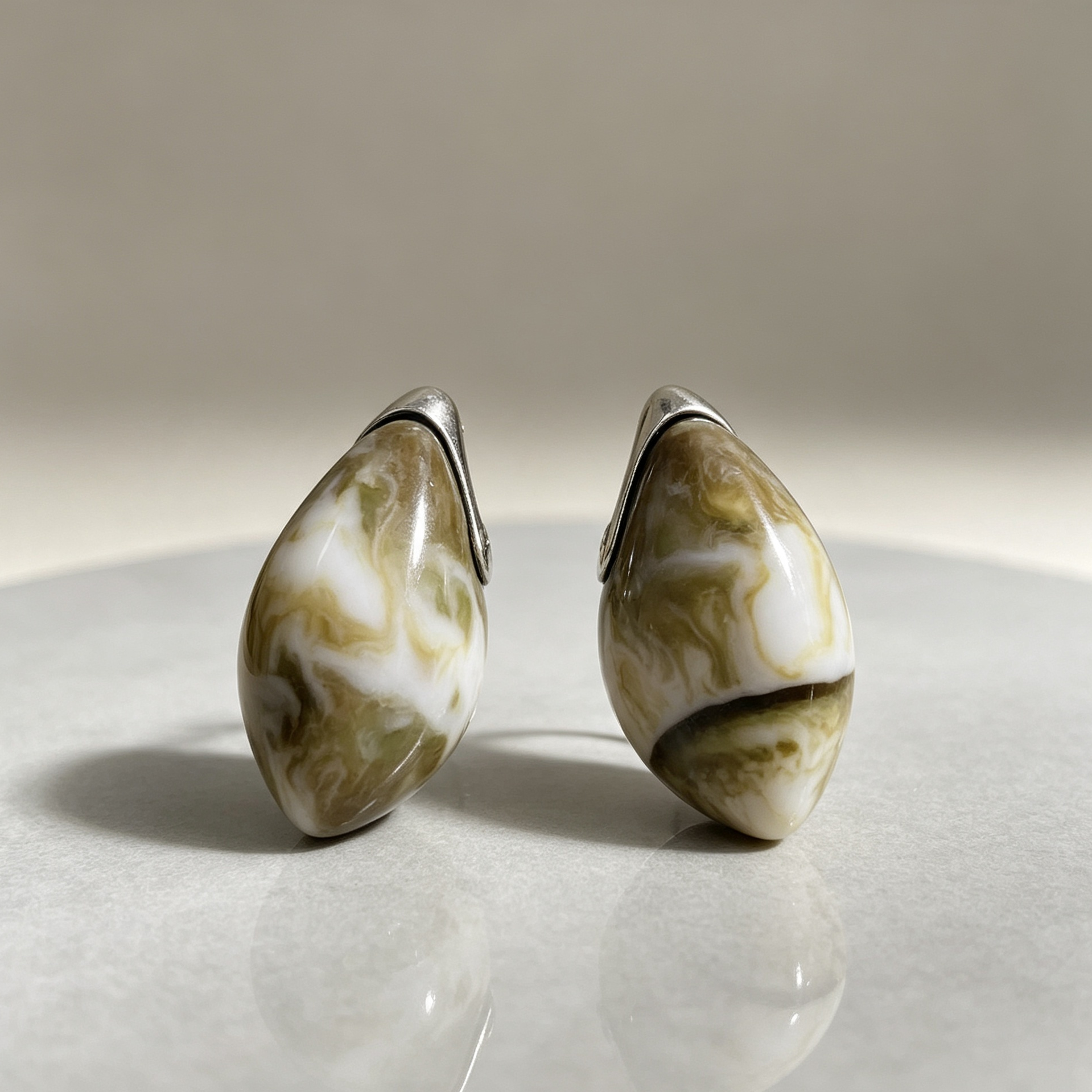 Pendientes clip‑on geométricos de resina, diseño gota, metal plateado, mayorista joyería|JI JOYA