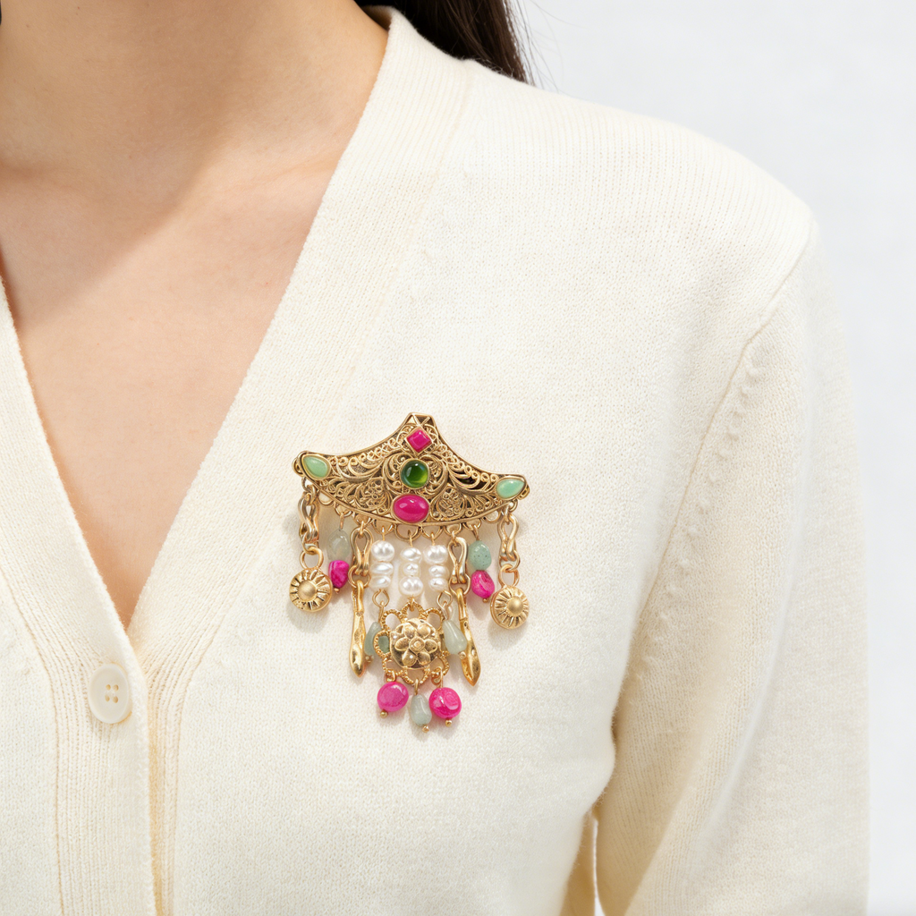 Broche vintage de filigrana estilo Regencia con piedras preciosas, perlas y borla | Pin llamativo dorado