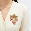 Broche vintage de filigrana estilo Regencia con piedras preciosas, perlas y borla | Pin llamativo dorado