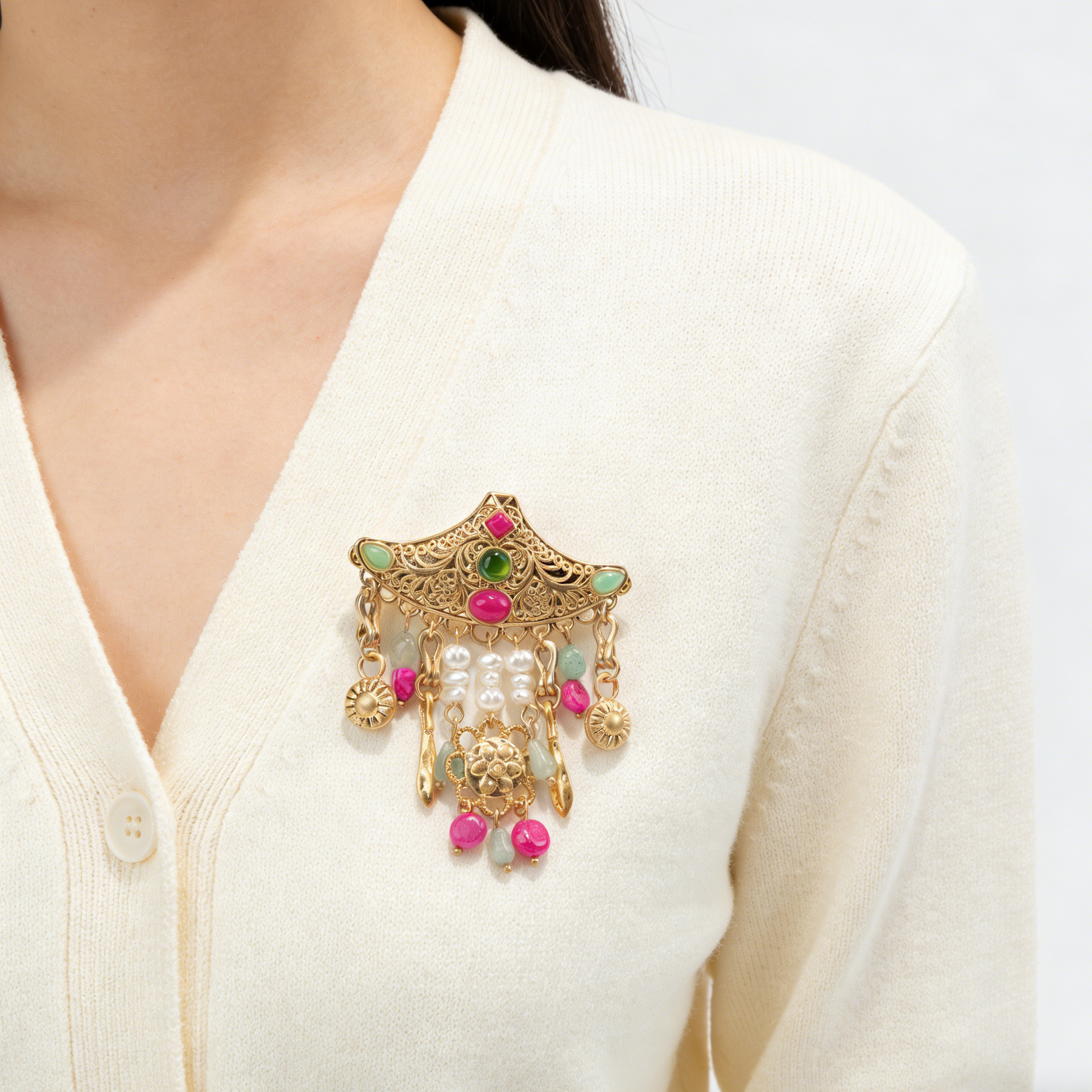 Broche vintage em filigrana estilo Regência com pedras preciosas, pérolas e borla | Alfinete chamativo dourado
