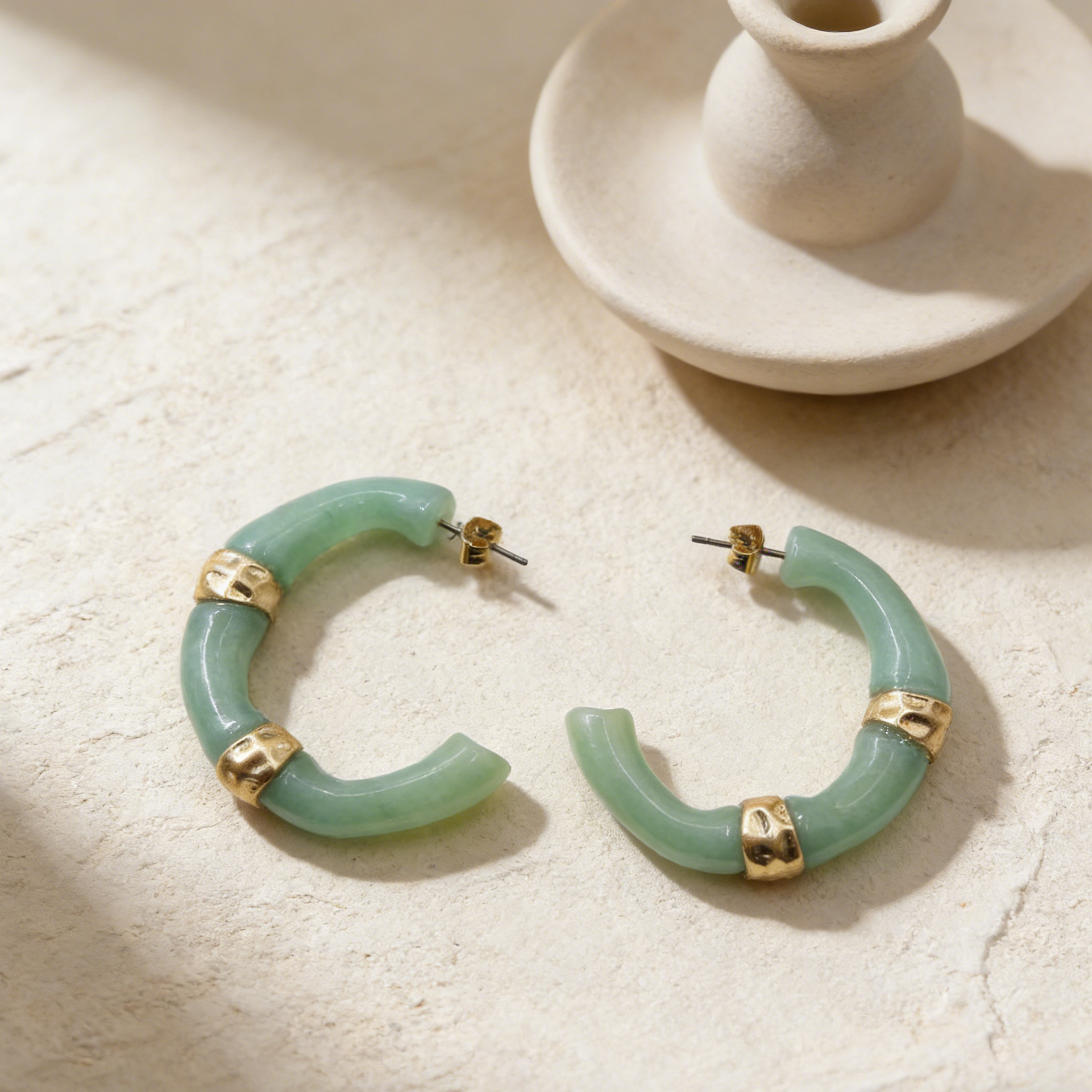 Argolas de Jade Verde Premium com Detalhes de Metal Dourado | Joalharia Elegante Minimalista para Mulher