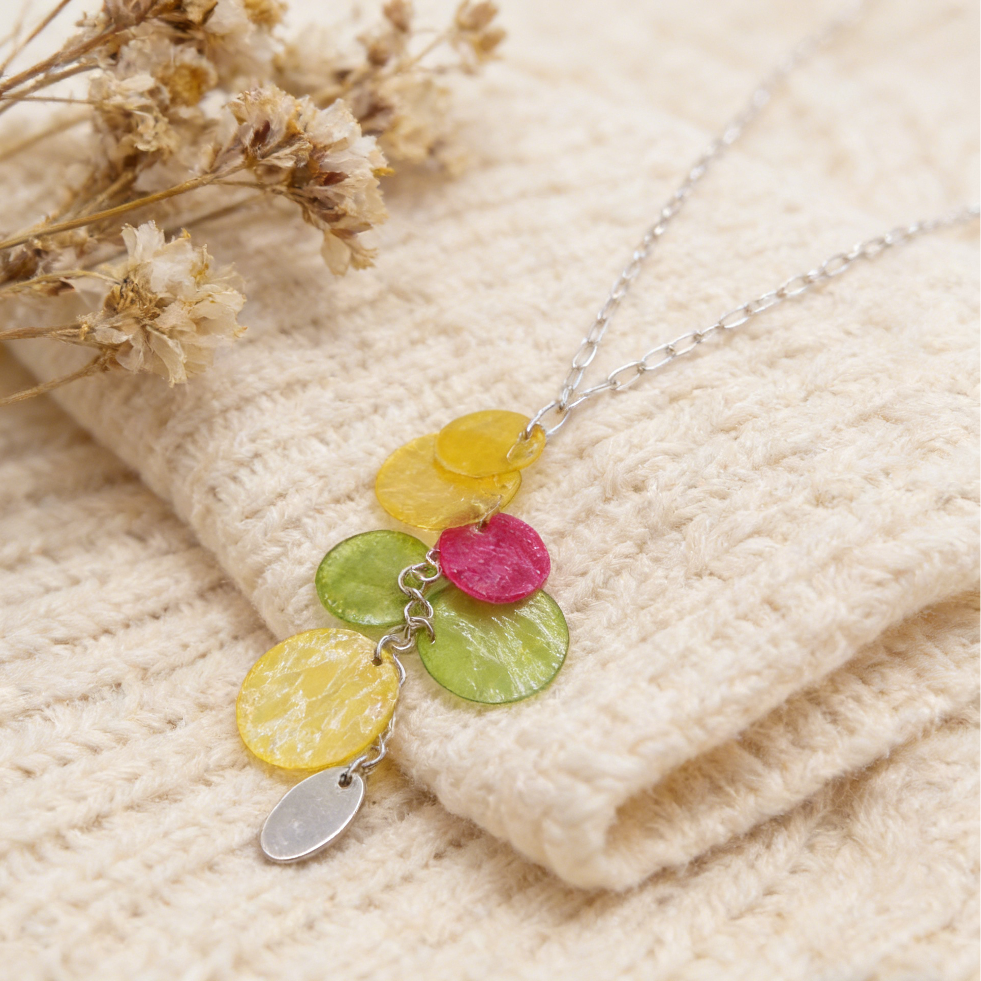 Conjunto de aretes y collar con borlas apiladas de conchas naturales "Arcoíris de verano" | Imprescindible para looks de estilo resort llenos de dopamina