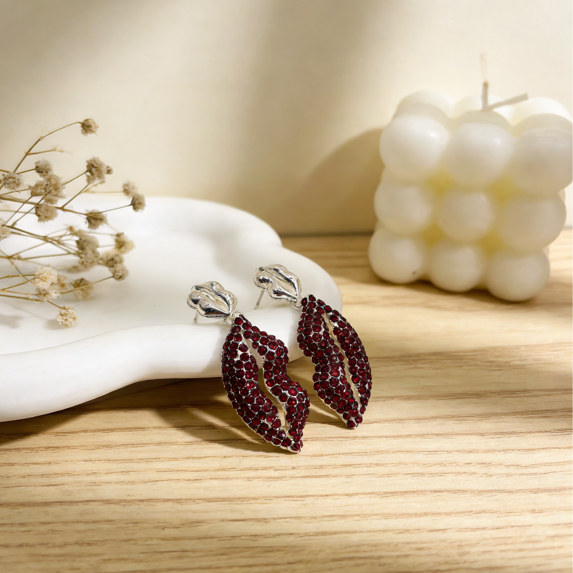 Juego de Joyería Bold Labios Rojos con Cristales - Collar de Cadena y Pendientes Statement