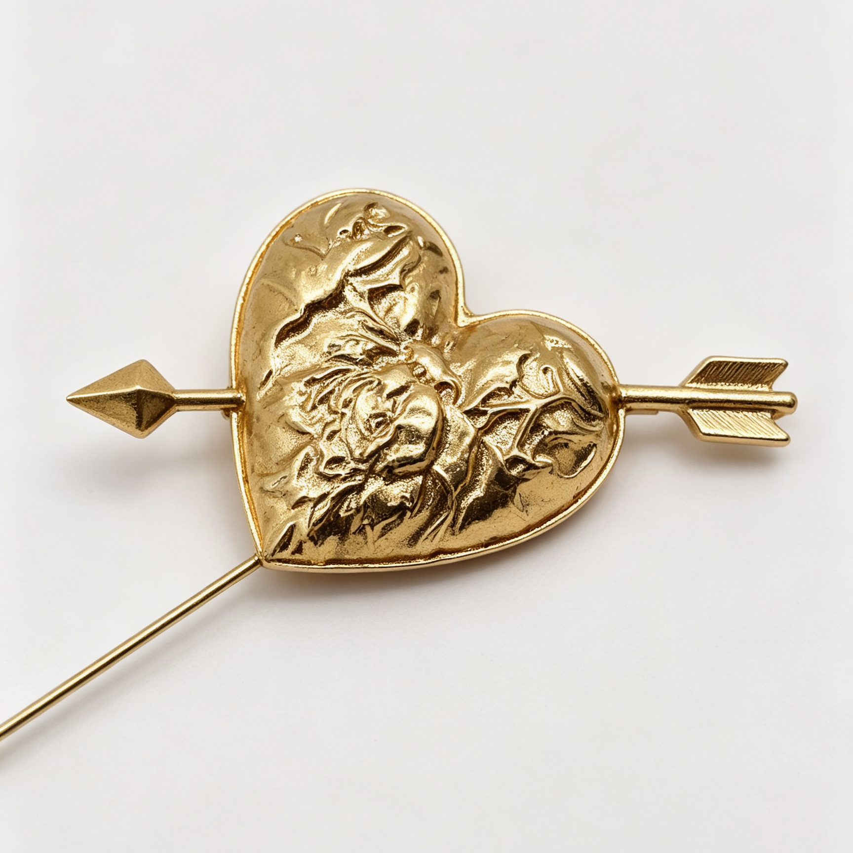 Broche corazón con flecha, diseño de rosa en relieve, metal dorado vintage, accesorio al por mayor|JI JOYA