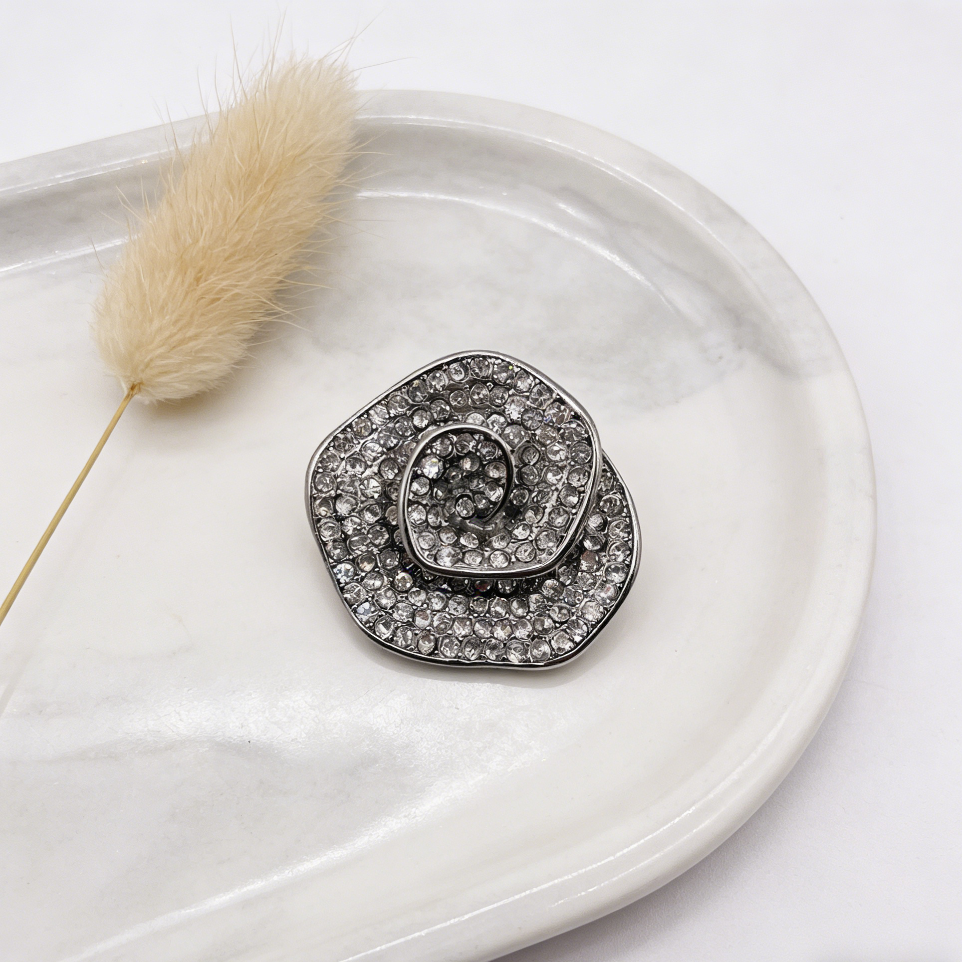 Broche de flor com remoinho de strass | 2 cores | Alfinete vintage com estilo