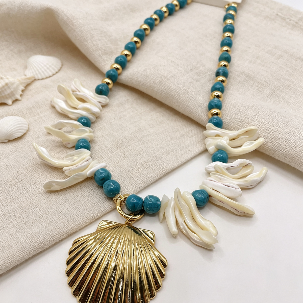 Collar de conchas marinas, cuentas turquesas y colgante de vieira dorada | Joyería de playa al por mayor|JI JOYA