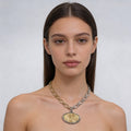 Collar de cadena bicolor de estilo europeo y americano con colgante de moneda en relieve, nicho y gargantilla de moda.