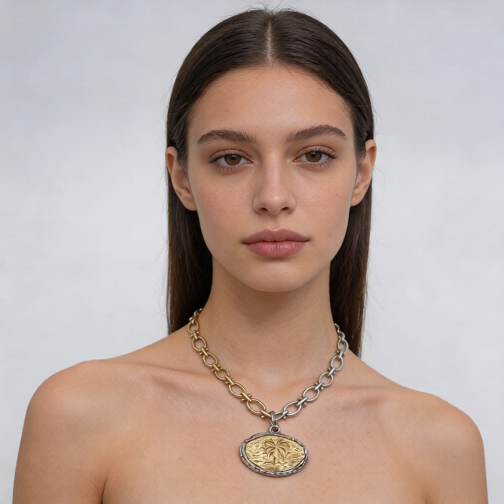 Collar de cadena bicolor de estilo europeo y americano con colgante de moneda en relieve, nicho y gargantilla de moda.