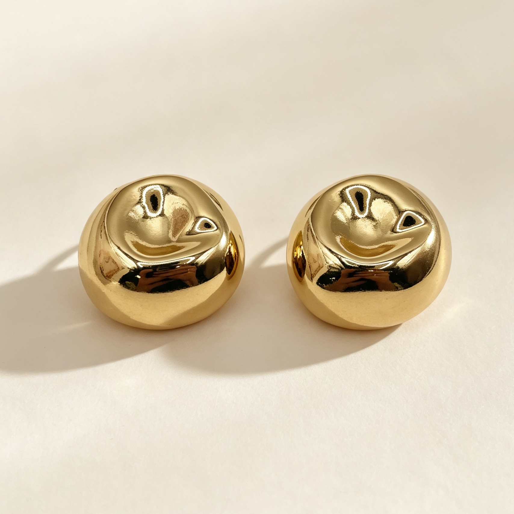 Pendientes Bola Dorados Texturizados, Accesorios de Moda para Mayoristas|JI JOYA