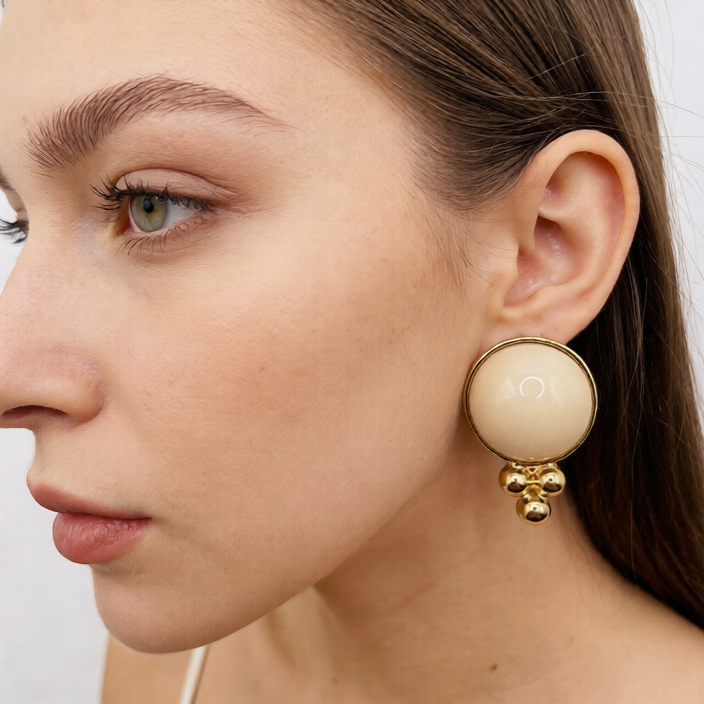 Pendientes de Botón con Detalle de Bolitas Doradas - Color Crema y Verde