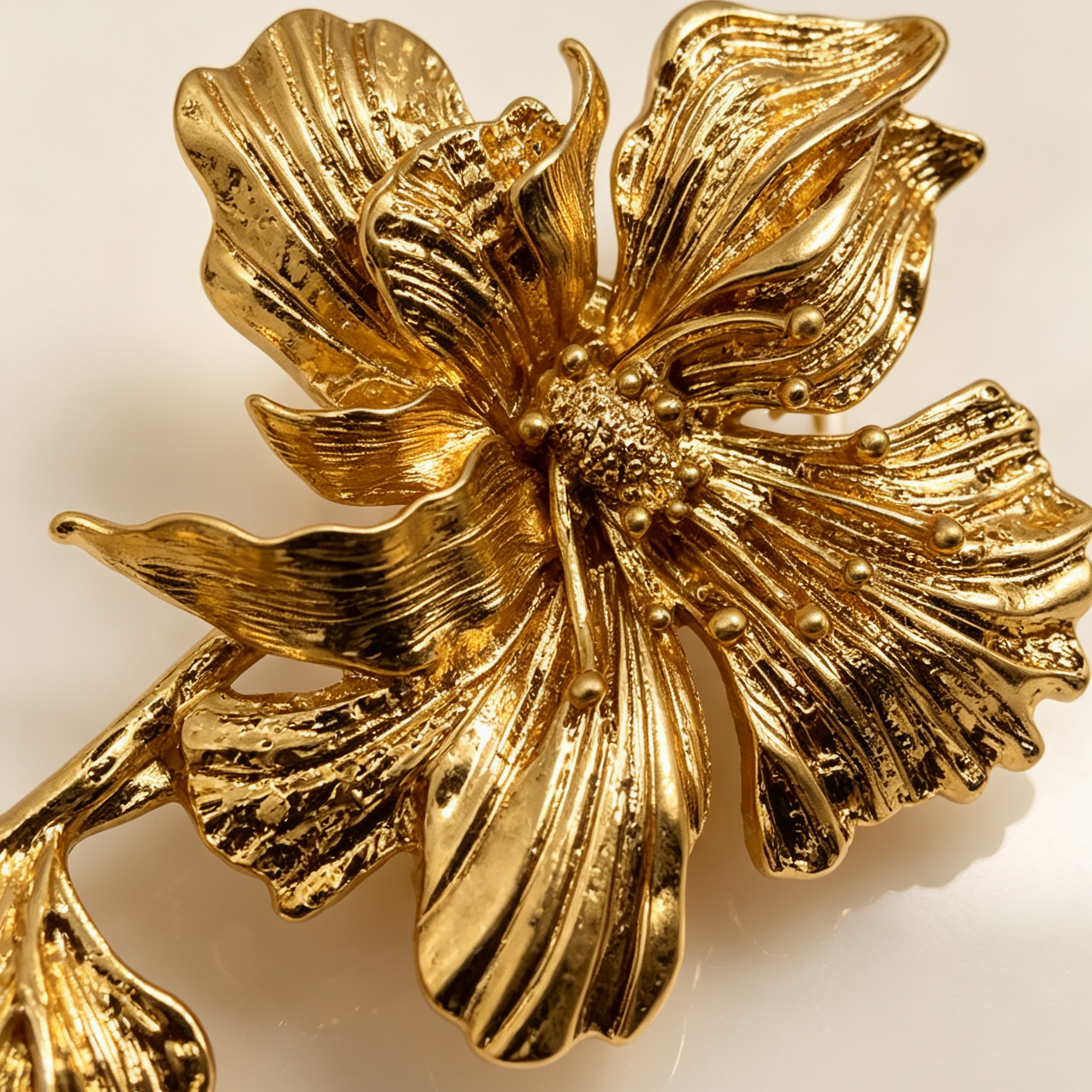 Broche Flor Dorado de Metal, Diseño Vintage Elegante, Accesorio de Moda al Por Mayor|JI JOYA