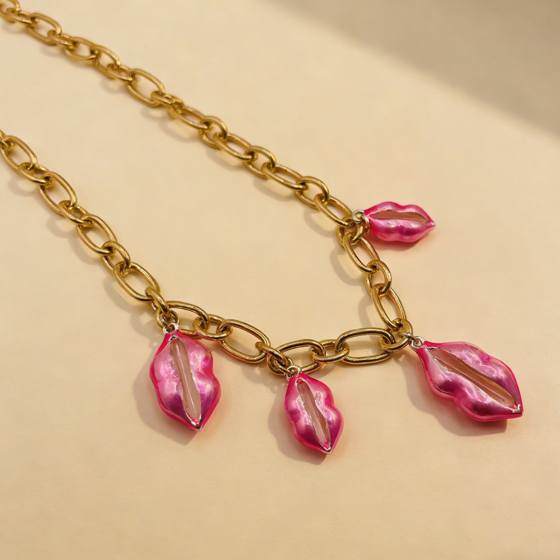Collar Statement con Dijes de Labios Rosas - Accesorio de Moda para Mujer